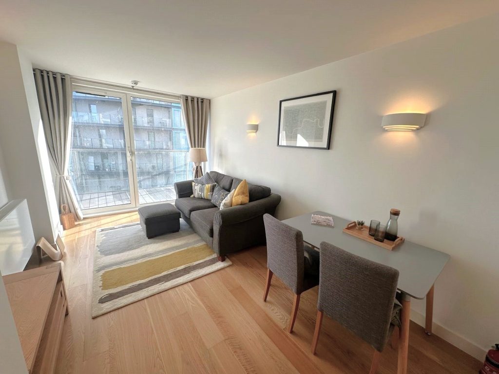 Cardinal Building, Station Approach